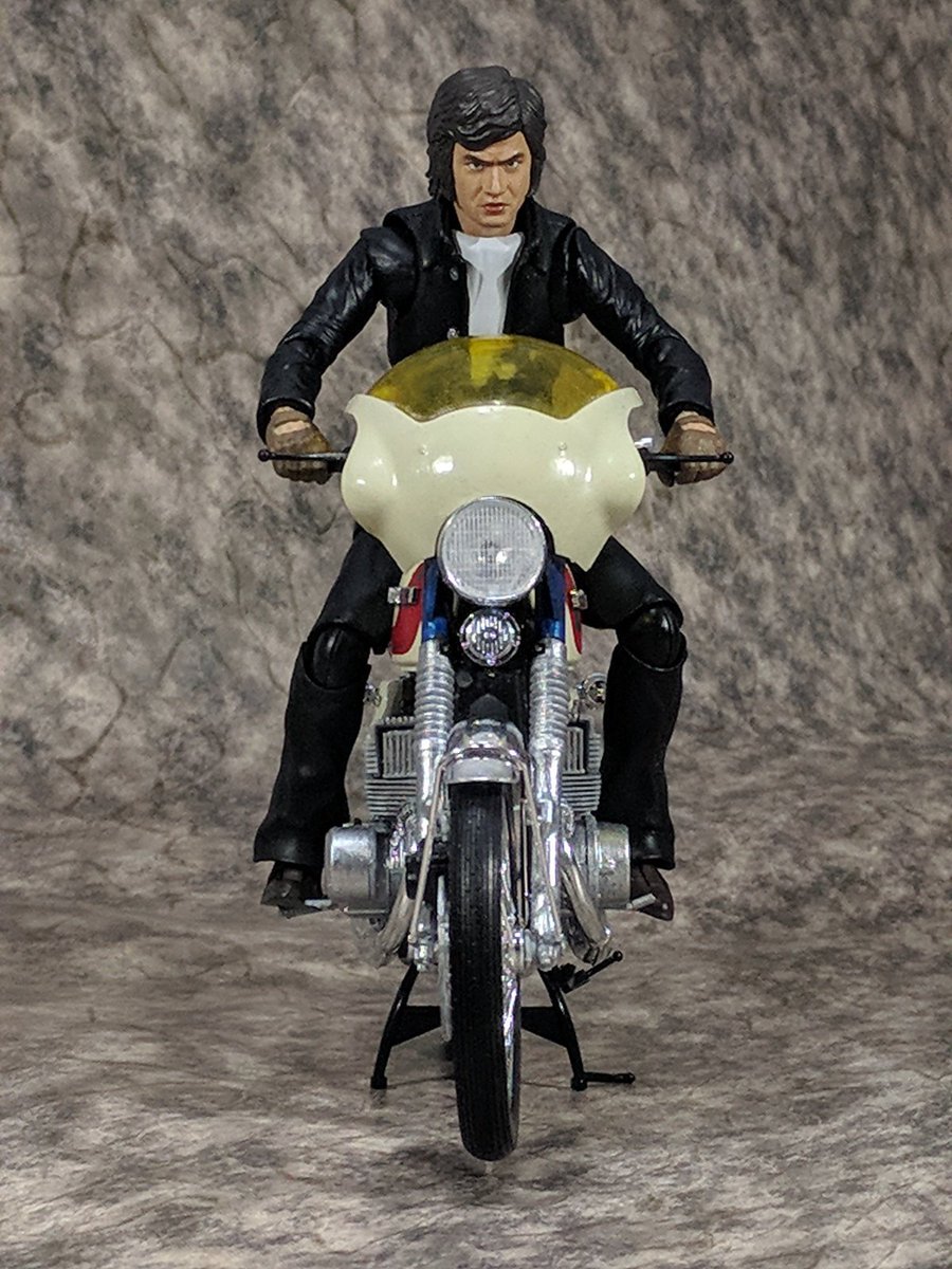Uzivatel 西村タケガミ道男 Na Twitteru 個人的にはこのバイクに乗る本郷さんは 白の半袖上下 か 薄紅色の上下 か 水色 のツナギ で なおかつ ヘルメット をかぶっているイメージなのですが 残念ながら黒革上下でヘルメット無しのフィギュアしかないので