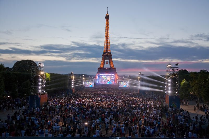 Paris's tweet photo. Le Champ-de-Mars va bientôt ouvrir 😀 On va attend nombreux pour vivre un moment historique 🎉#FRACRO 🇫🇷🇭🇷

Toutes les info: https://t.co/I0xGJE4PJ2 https://t.co/2bkz9DB6du