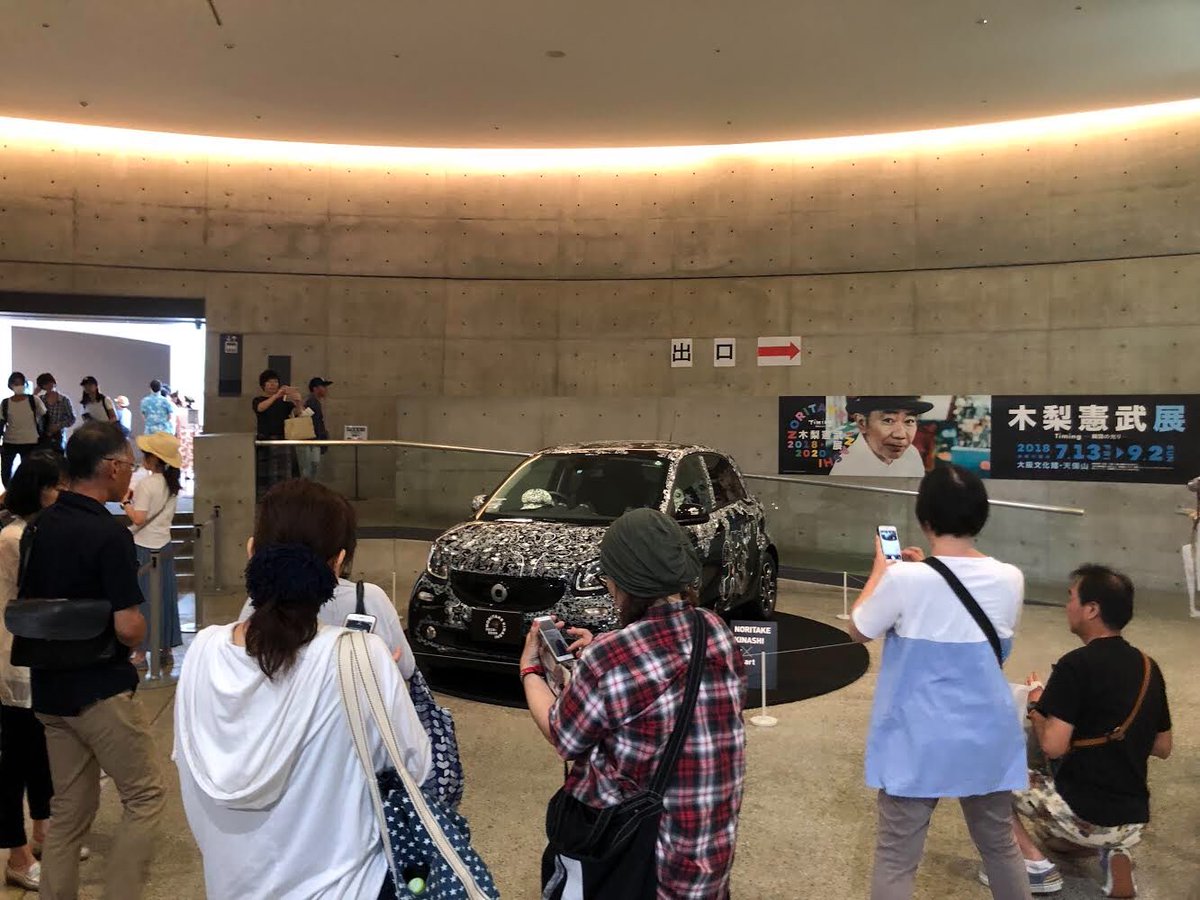 木梨憲武展 大阪 2階ロビーには木梨さんがペイントした車両を展示中 人気の撮影コーナーになっています 木梨憲武展 大阪 2階ロビーには木梨さんがペイントした車両を展示中 人気の撮影コーナーになっています