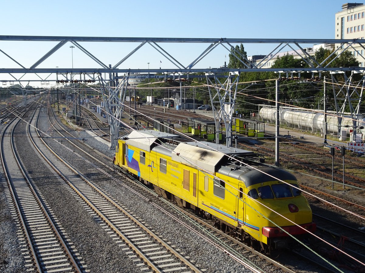 PdDenekamp's tweet photo. Dag 16 's ochtends: De werkzaamheden aan de oostzijde van station Zwolle.

Meetrijtuig Jules van Eurailscout controleert de seininrichtingen en automatische treinbeinvloeding.

@StruktonRail @ReefInfra @MolhoekCCT @varailpro @ZwolleSpoort @spoorzone038 @NS_zwolle @eurailscout https://t.co/WFBBORVGqh