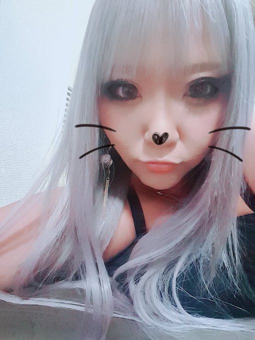 暑すぎるー！！ 皆さん熱中症に注意してね！  もはや、アッシュ抜けてきて 白っぽくなってきた♡ 夏だから良き!!  本日16時～24時アウトで出勤♡ https://t.co/sm5POeai9e