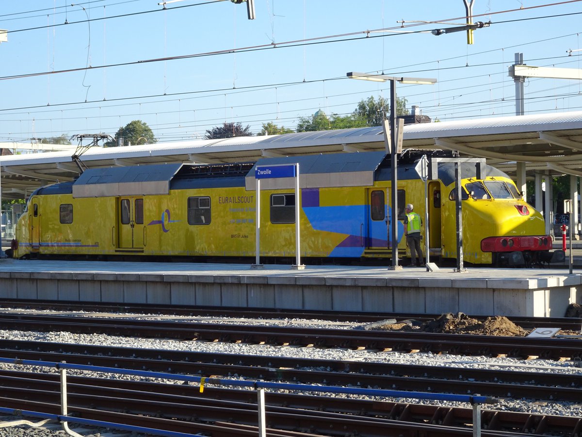PdDenekamp's tweet photo. Dag 16 's ochtends: De werkzaamheden aan de oostzijde van station Zwolle.

Meetrijtuig Jules van Eurailscout controleert de seininrichtingen en automatische treinbeinvloeding.

@StruktonRail @ReefInfra @MolhoekCCT @varailpro @ZwolleSpoort @spoorzone038 @NS_zwolle @eurailscout https://t.co/WFBBORVGqh