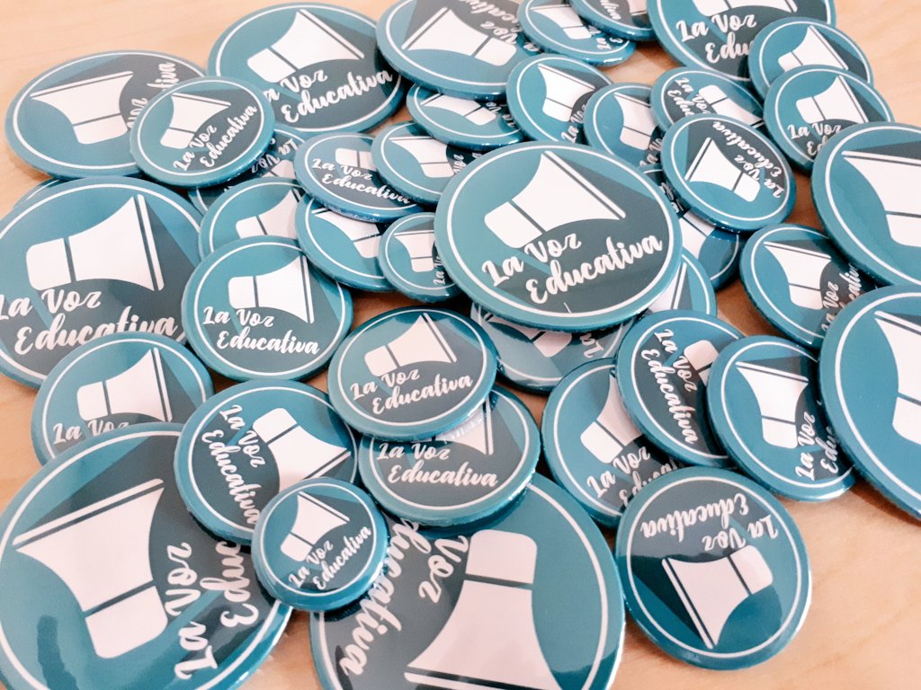 ¡Ya nos han llegado las chapas! 😍🔝 El equipo de <a href="/LaVozEducativa/">La Voz Educativa</a> está de descanso pero sin parar de dar forma a ideas locas para el próximo curso ¡Esperamos que os gusten!🚀 #team #equipazo #ilusión #próximamente #gracias <a href="/manu_romero24/">Manu Romero</a> <a href="/ireEscla/">Irene Esclapez Agulló</a> <a href="/estudiaRadio/">Es Tu Día Radio 🎙📻</a> <a href="/cajondechapas/">El cajón de las chapas</a>