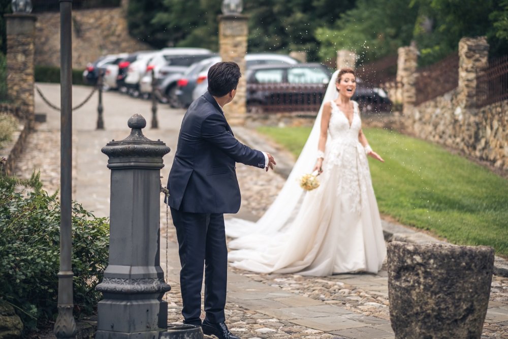VallediBadia's tweet photo. A beautiful sneak peek from this couple’s arrival to Valle di Badia catching the newlyweds while they play around and laugh together, as spontaneously as children do!
Photo by @mauro_davico
#bridearrival #TuscanVilla #TuscanHamlet #TuscanWedding#DestinationWeddingVenue https://t.co/YUNes9szpF