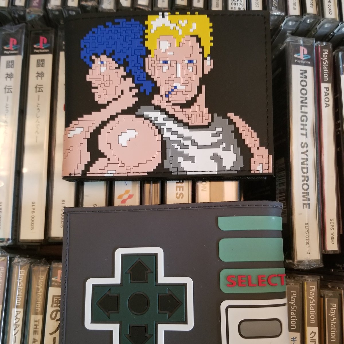 handspinnery's tweet photo. ゲームも販中なので
ゲーマーに刺さりそうな財布のご紹介
ファミコンコントローラー風と
コントラの二つ折り財布
個人的にはコントラが激アツ https://t.co/QPFpQu7Vfr