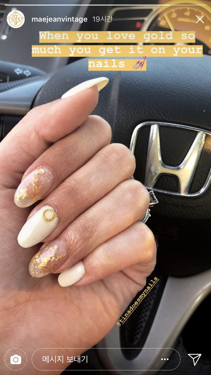 젤네일을 하면서 손끝이 묘하게 칙칙해졌다는 분들이 있는데, 착각이 아니라 UV램프때문에 tanning 된 거 맞음. 아직도 많은 샵에서는 UV램프를 쓰는데 손톱 주변의 얇은 피부에 집중해서 자외선을 쏘는거라 몇 년간 젤네일을 반복해서 받아왔다면 당연히 아래 사진처럼 될 수 있다.