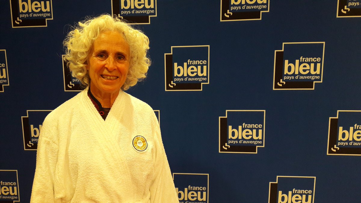 stephhuin's tweet photo. Les Accros du Peignoir vous accompagnent tout l'été sur France Bleu Pays d'Auvergne ! 🌞💧🎧🤗 Suivez la psychologue Christine Chapdelaine lundi à 8h20, 10h50 et 14h15, elle abordera la méditation pleine conscience proposée dans les Thermes #AccrosDuPeignoir https://t.co/YYURQlUAGc