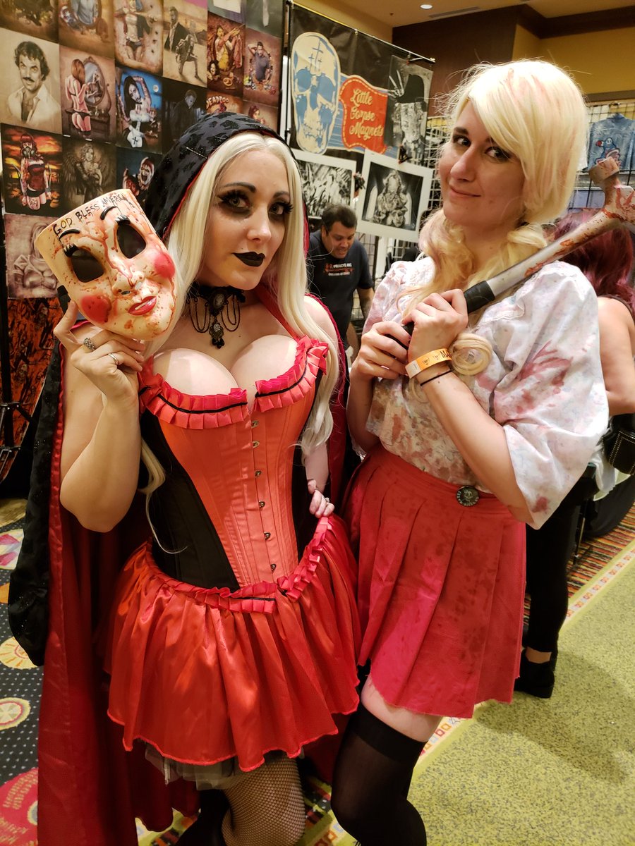 AlinaMasquerade's tweet photo. I love running into friends! Local cutie @CLeighCreations &amp; @courtexstudios as scary #purge cosplay! With  @Russel510
#MadMonsterParty #MadMonsterParty2018 #ThePurge #redridinghood #undeadred #ridinghood #horrorcon https://t.co/6XNBTJUQD7