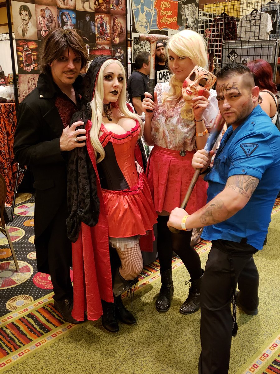 AlinaMasquerade's tweet photo. I love running into friends! Local cutie @CLeighCreations &amp; @courtexstudios as scary #purge cosplay! With  @Russel510
#MadMonsterParty #MadMonsterParty2018 #ThePurge #redridinghood #undeadred #ridinghood #horrorcon https://t.co/6XNBTJUQD7