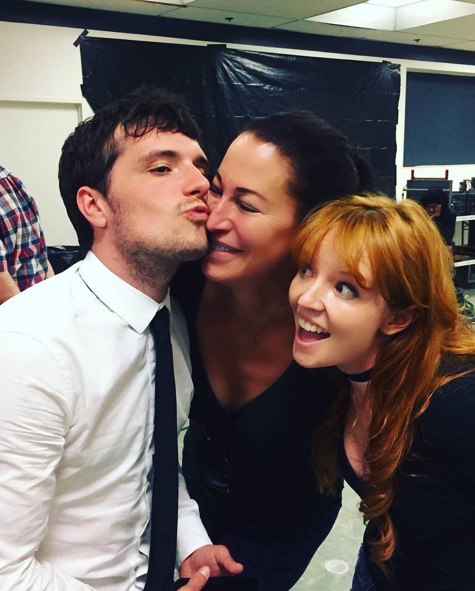 📸 Josh Hutcherson detrás de las cámaras durante las grabaciones de Future Man, junto con sus compañeras de reparto.