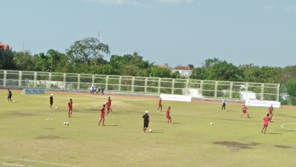 PersabBrebes's tweet photo. Jelang kick off @PersabBrebes vs @persibafc_media, kedua tim sdh mulai melakukan warming up. #semifinalleg2 #liga3jateng2018 https://t.co/C9oxLnnRCp