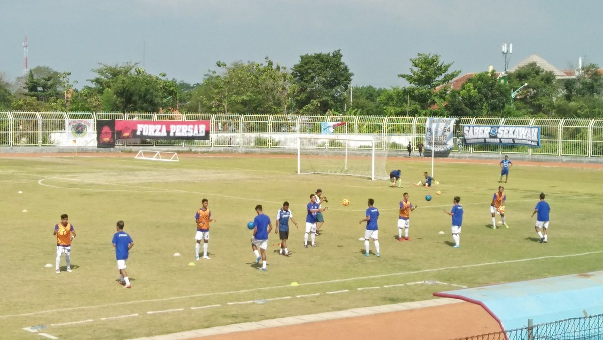 PersabBrebes's tweet photo. Jelang kick off @PersabBrebes vs @persibafc_media, kedua tim sdh mulai melakukan warming up. #semifinalleg2 #liga3jateng2018 https://t.co/C9oxLnnRCp