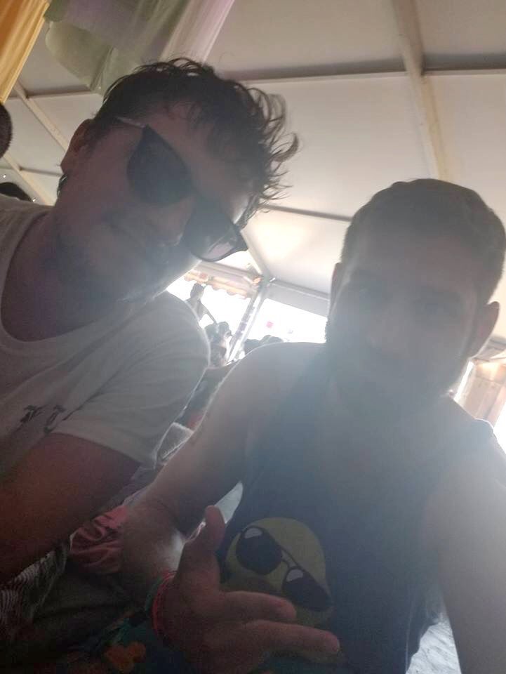 JoshHutchSp's tweet photo. 📸 Josh con varios fans durante este festival. (2/2) https://t.co/zaus9zrR9W