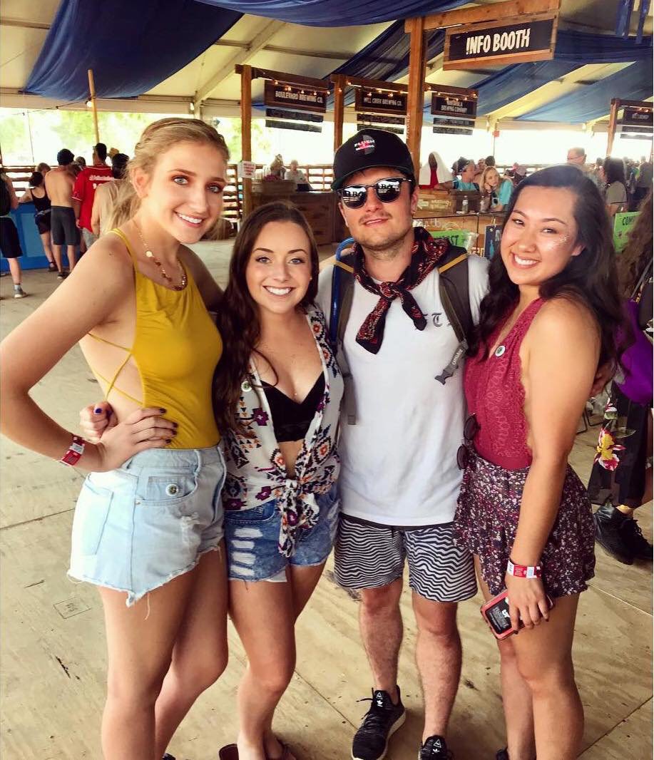 JoshHutchSp's tweet photo. 📸 Josh con varios fans durante este festival. (1/2) https://t.co/8C41mE4LMY
