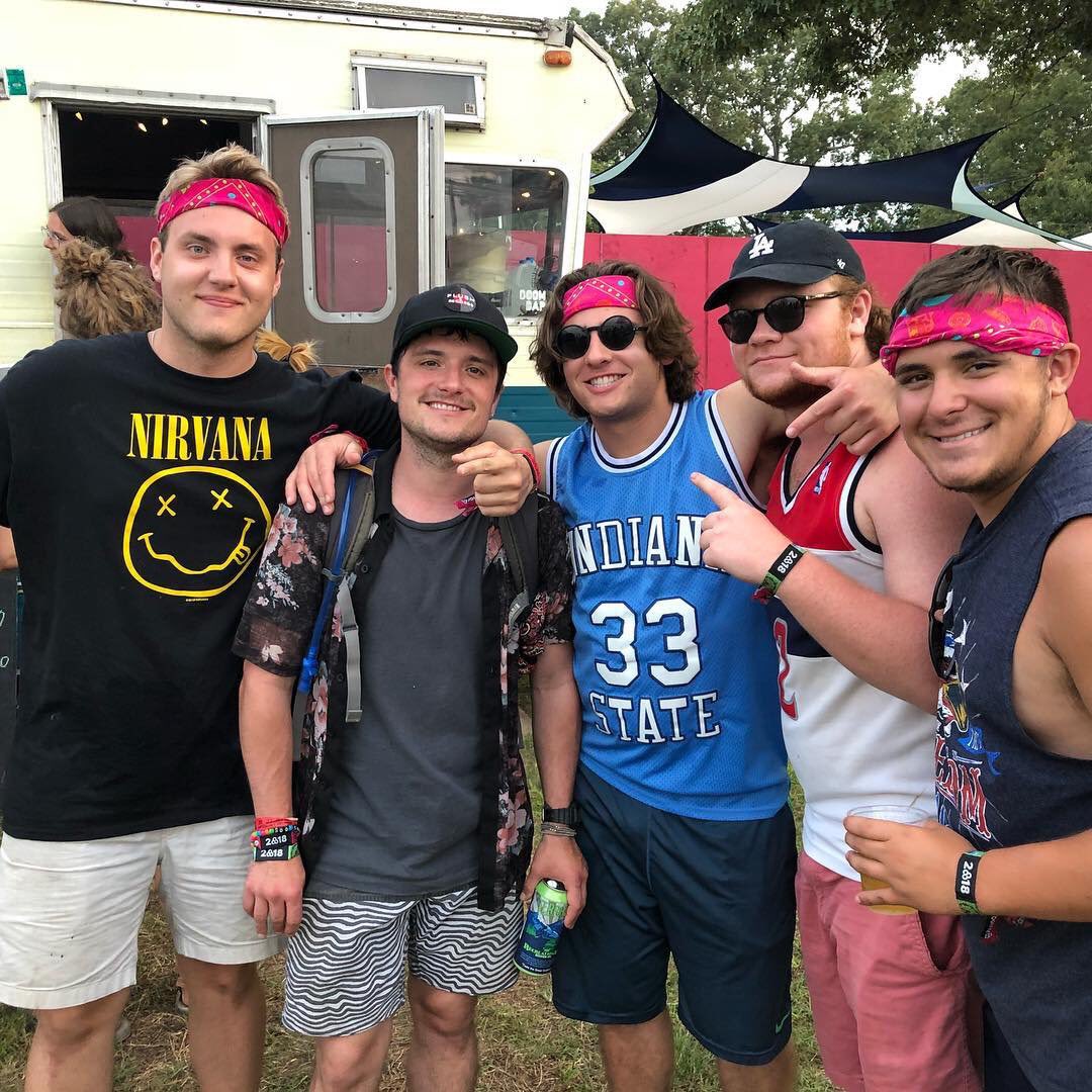JoshHutchSp's tweet photo. 📸 Josh con varios fans durante este festival. (1/2) https://t.co/8C41mE4LMY