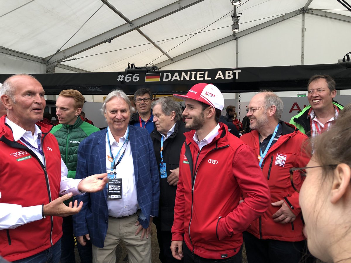 MirkoHannemann's tweet photo. Was sagt Ihr zur #FormelE ? Was können #Audi #BMW #Schaeffler #Autobild besser machen? Hier ein kleiner #Blick hinter die #Kulissen von #Teams und #Fahrern - bei der #Veranstaltung in #Berlin https://t.co/SrmL5R7AhQ