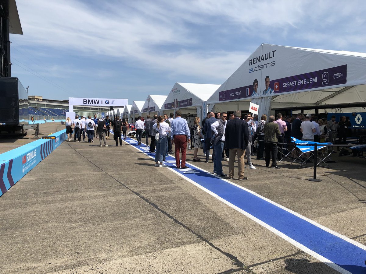 MirkoHannemann's tweet photo. Was sagt Ihr zur #FormelE ? Was können #Audi #BMW #Schaeffler #Autobild besser machen? Hier ein kleiner #Blick hinter die #Kulissen von #Teams und #Fahrern - bei der #Veranstaltung in #Berlin https://t.co/SrmL5R7AhQ