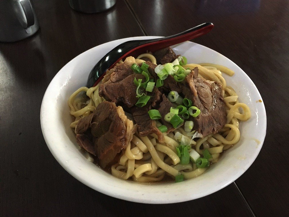 汁なし牛肉麺が美味しくてびっくり！高雄の港園牛肉麵でぜひ食べてみて onna-hitoritabi.com/taiwan/kaohsiu…