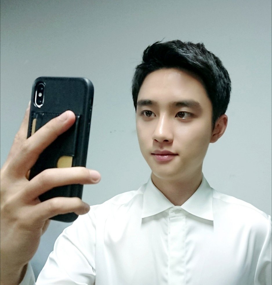 weareoneEXO's tweet photo. EXO PLANET #4 -The ElyXiOn [dot] DAY3 😍
콘서트 마지막날 대기실에서 포착한 D.O.!❤
#EXO #EXOPLANET #TheElyXiOn_Dot #DO(D.O.) #디오 #EXOL https://t.co/VnClmxfd9D