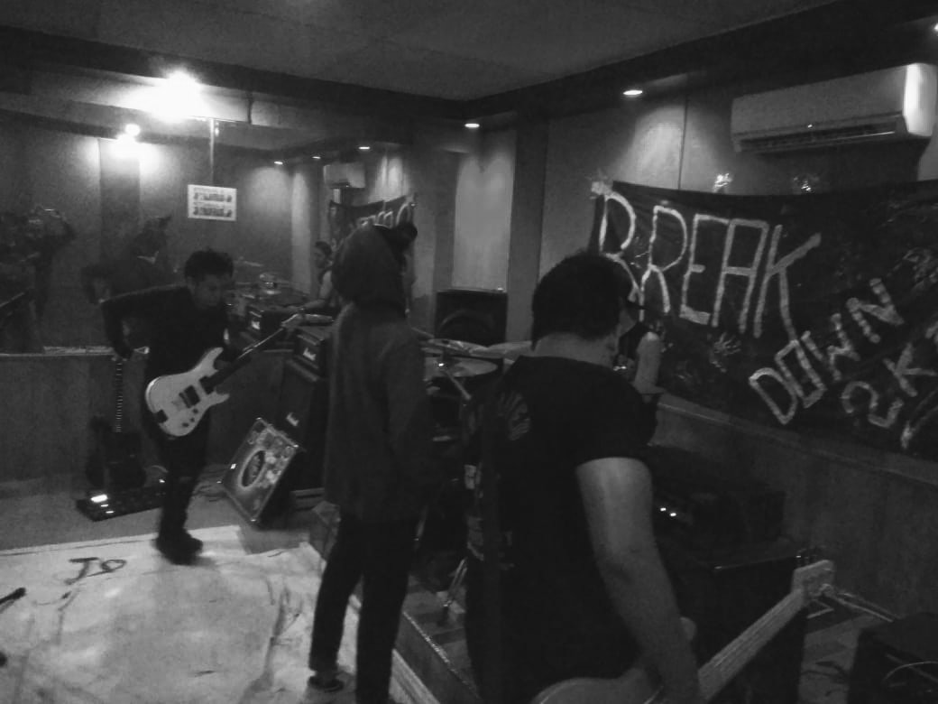 Terima kasih, Rajeg. Studio show memang selalu menyenangkan! (: