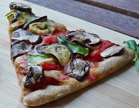 Perfekt für den #Sommer: #Pizza mit mediterranem Gemüse und Trüffelöl - köstlich #vegan. Das Rezept gibt es auf geschmacklich flexibel: bit.ly/2zGuwKh