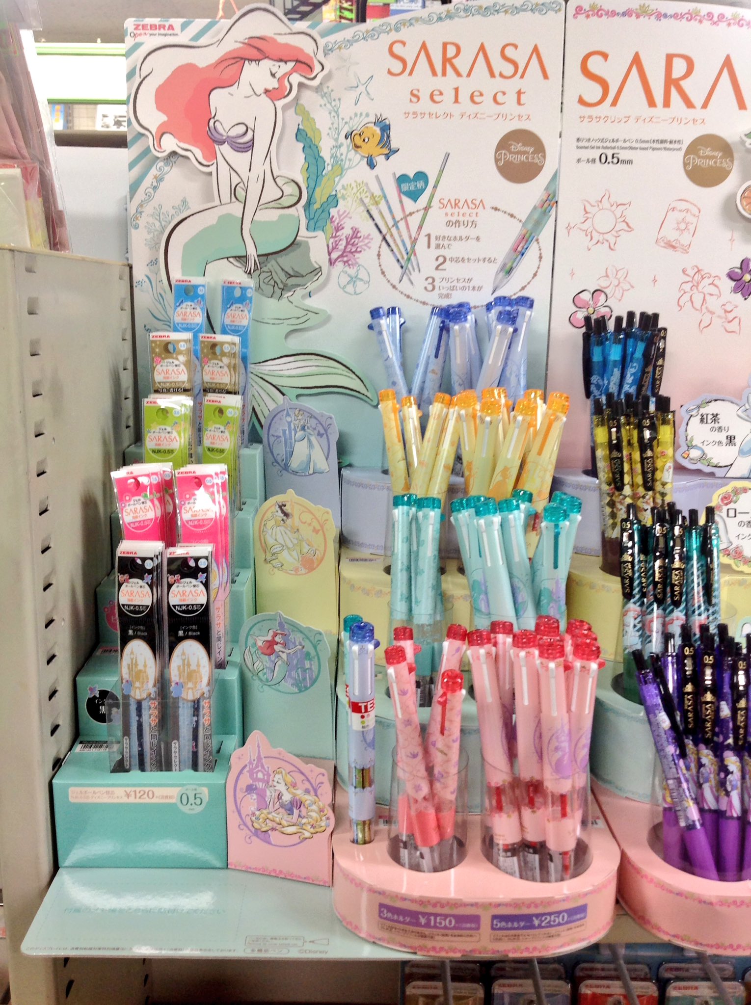 玩具と文具 あさだ A Twitter 新発売 人気のジェルボールペン Sarasa インクの替芯をカスタマイズできる多機能ペン サラサセレクト ディズニープリンセス 入荷しました 3色ホルダーと赤リフィルが1本セットしてある5色ホルダーのそれぞれ4 玩具と文具 あさだ A Twitter 新発売 人気のジェルボールペン Sarasa インクの替芯をカスタマイズできる多機能ペン サラサセレクト ディズニープリンセス 入荷しました 3色ホルダーと赤リフィルが1本セットしてある5色ホルダーのそれぞれ4