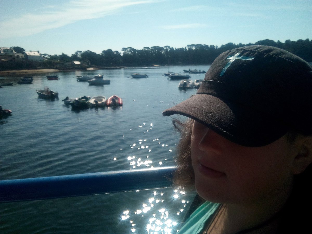 EvelM68's tweet photo. Toujours avec @indochinetwitt @nicolasirkis @oLidESaT_ même en vacances avec mon @indoval68 😉
Baisers de Bretagne où l'on a très chaud et où la mer a des reflets de fête comme dans vos concerts 😍 https://t.co/TMcfA9MLFR
