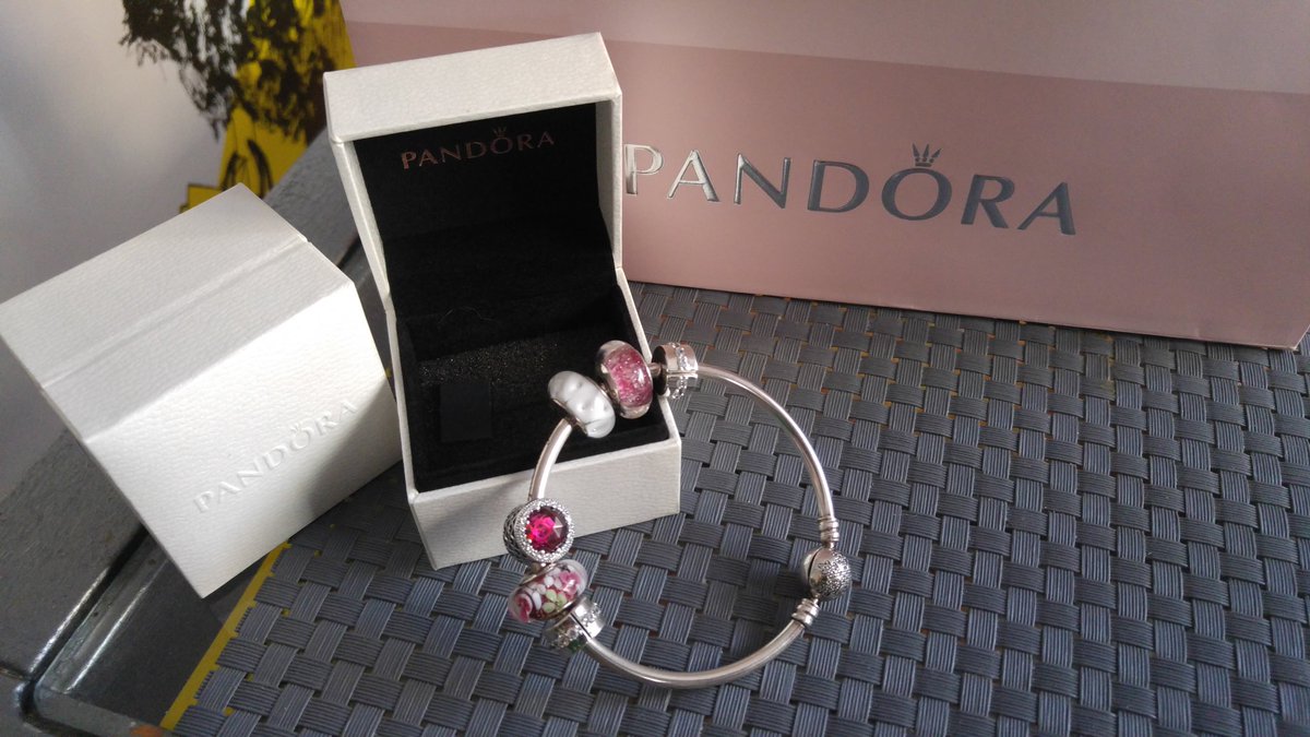 BUIPauline1's tweet photo. Soldes done ✅ Shopping fructueux ➡ 1 pull, 3 robes, 3 top en lin @KarenMillen #comptoirdescotonniers #zapa des boucles d'oreilles  #apmmonaco des bracelets @lesgeorgettes et des charms @PANDORA_UK #happy #soldes2018 #shopping #shoppingaddict #Inlove #Soldes @Printemps https://t.co/CUI8bdNy41