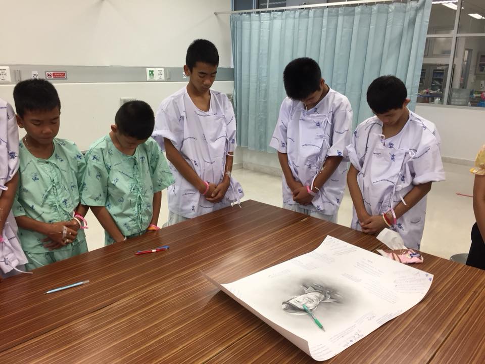 Members of Wild Boar Academy football team mourn the death of the late ex-Thai Navy SEAL diver Saman Kunan, who lost his life on his way out from #ThamLuangCave during rescue operation. (Photo: Thai Public Health Ministry)