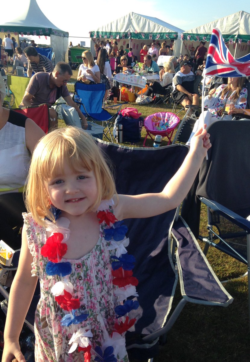 Fingersf1's tweet image. #adulation right there. #PromsInThePark #cousins #love @stmarys_college