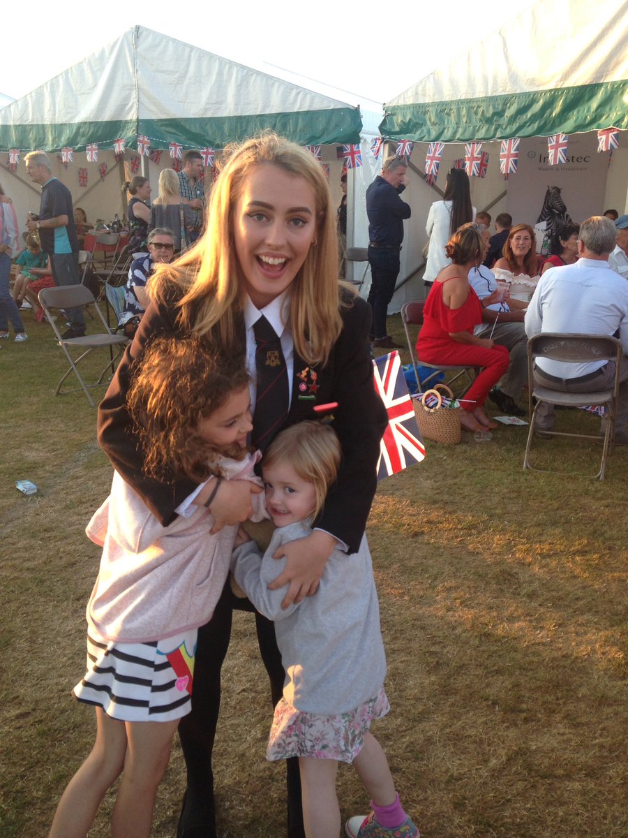 Fingersf1's tweet image. #adulation right there. #PromsInThePark #cousins #love @stmarys_college
