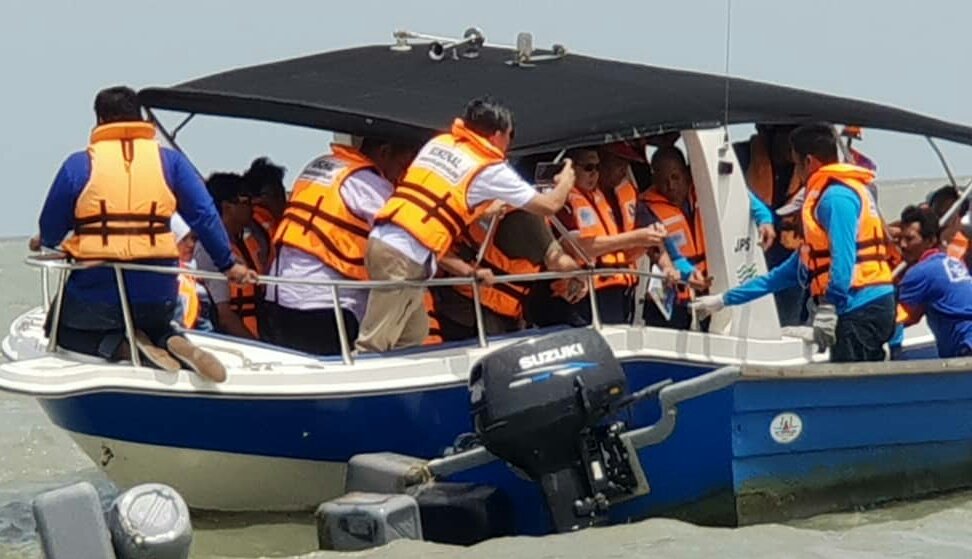 LKIM_Malaysia's tweet photo. Selesai sudah program YBM Tuan @HajiSalahuddin Bersama Nelayan Mukim Sungai Balang. YBM mengingatkan sekali lagi bantuan akn diberikn kpd mereka yg benar2 memerlukan dgn mengurangkn red tape dn kerenah birokrasi. Terima kasih YBM, @moaMalaysia dan semua yg terlibat.
#MOA
#LKIM https://t.co/fLP4iAMSt1