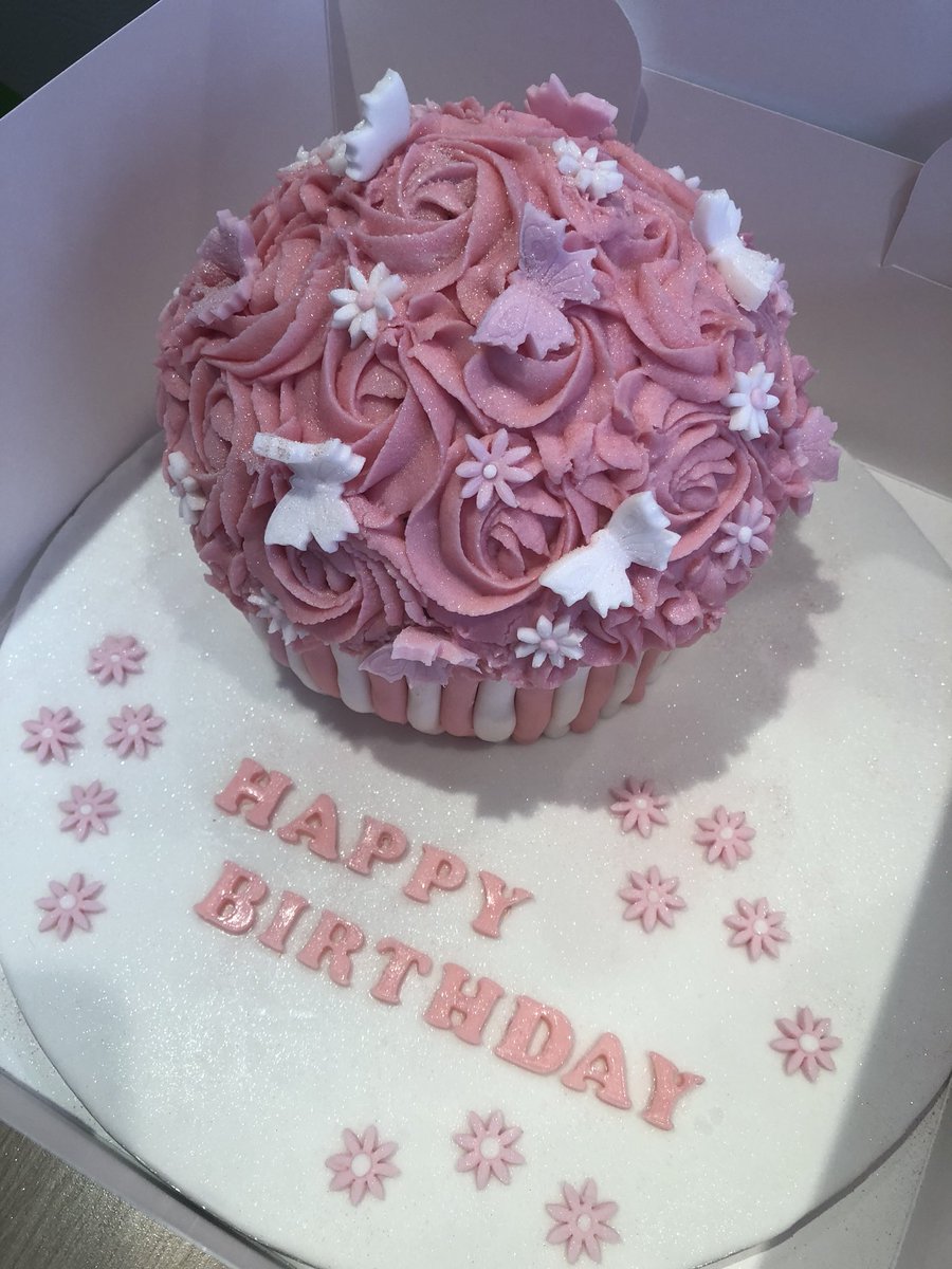 SarararaCoffee's tweet photo. Here’s our big cupcake! This one was fresh raspberry and lemon curd.
Message us to order!
#cakefactor #localbusiness #bath https://t.co/tkwOSoBcAB