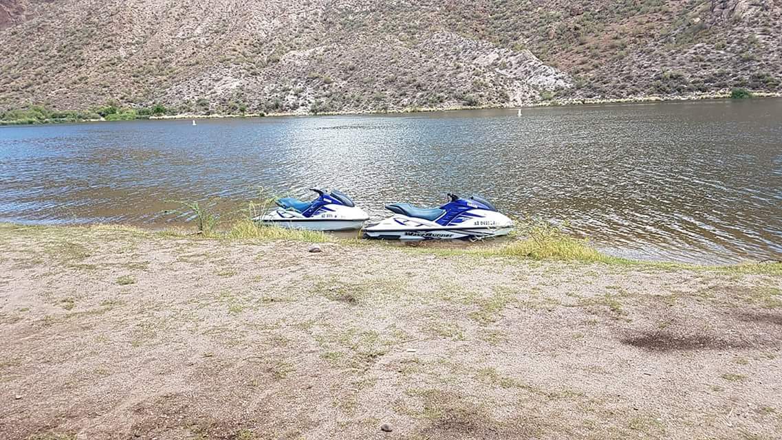 CuttingCeramics's tweet photo. #CANYONLAKE #az #beached #jetskiis just before what we thought was going to be a #storm https://t.co/5nhN5rxBsf
