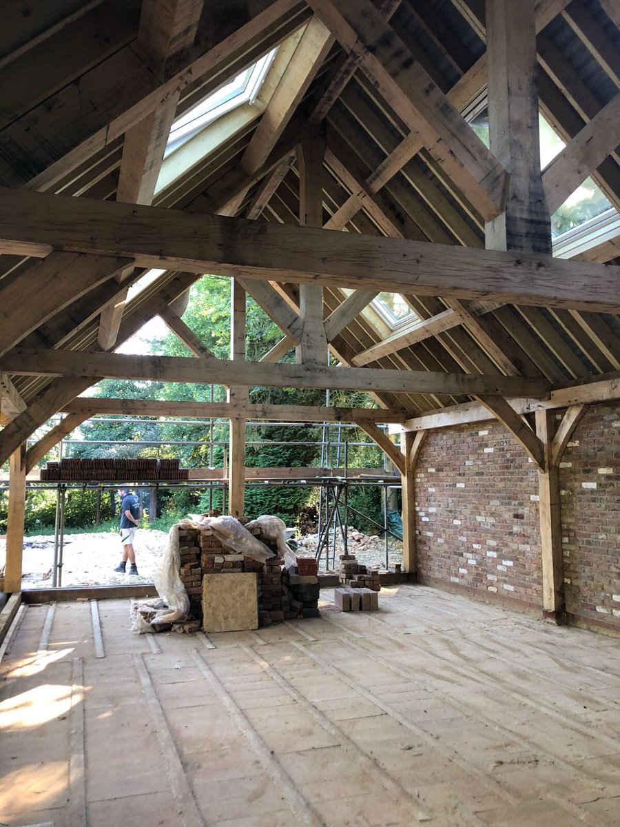 DistinctLtd's tweet photo. Chorleywood project - roofing team in to keep room water tight! #builders,#developers,#carpentry,#oak,#roofers,#windows https://t.co/vmNkURW4Tp