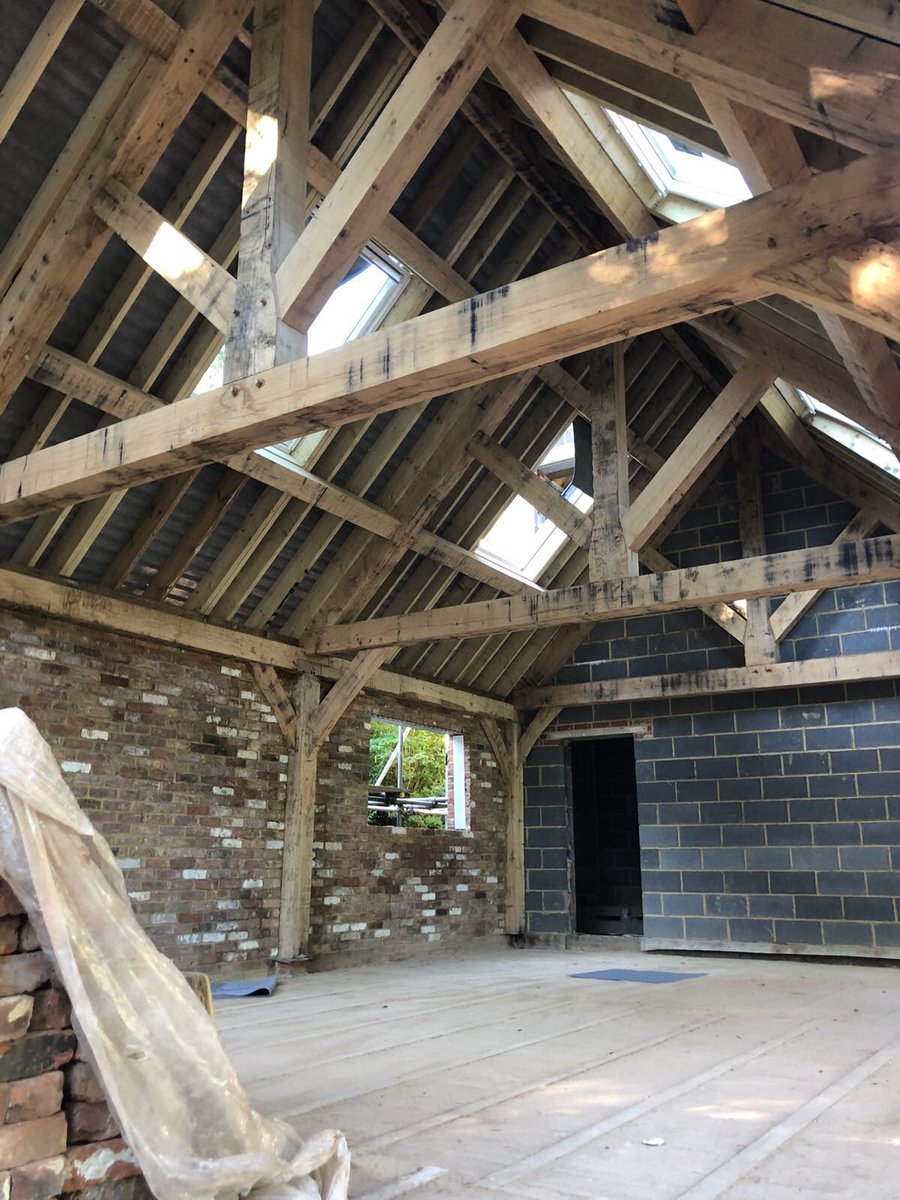 DistinctLtd's tweet photo. Chorleywood project - roofing team in to keep room water tight! #builders,#developers,#carpentry,#oak,#roofers,#windows https://t.co/vmNkURW4Tp