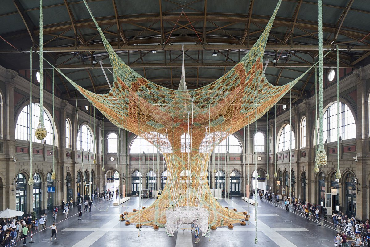 MySwitzerlandES's tweet photo. Un #arbol en medio de la #estación. Hasta el 29 de julio el artista brasileño #Ernesto #Neto nos asombra en la estación central de @visitzurich con su gigante obra #GaiaMotherTree. https://t.co/gVl4pvvYNl https://t.co/kXsTl1mjOj