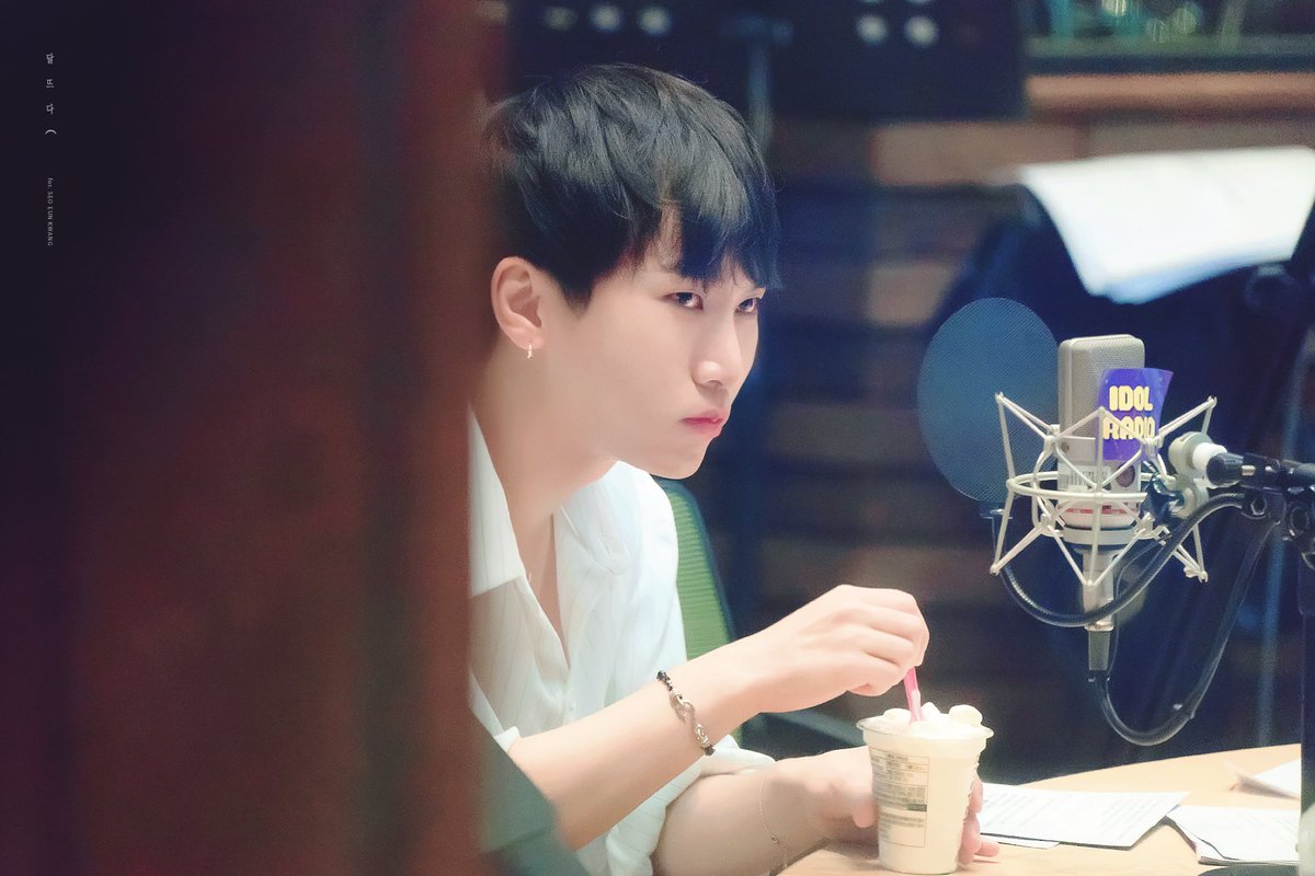 dalttda's tweet photo. 180712 아이돌라디오
#비투비 #서은광 #은광 @BTOB_SEKwang
아이스크림 옴뇸뇸 히힛٩(ˊᗜˋ*)و https://t.co/8tDMRtwW2Y