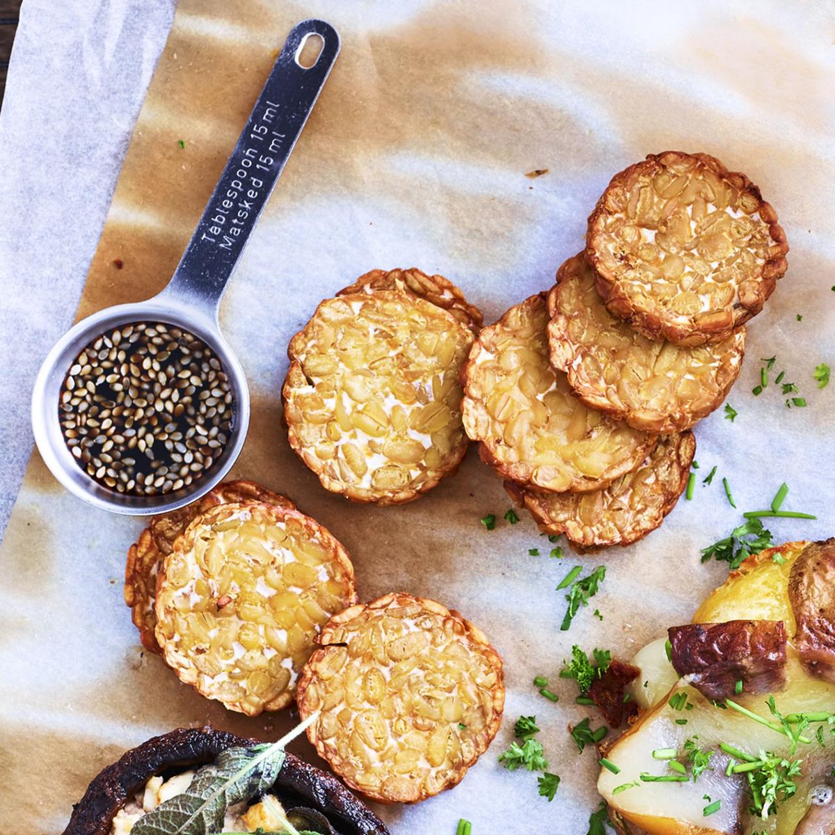 Heerlijke vega hapjes voor bij de borrel of in de lunchbox: gerookte tempeh-bites. ontdekbio.nl/recepten/geroo… #achterbio #recept #smaakmakend #biologischkeurmerk