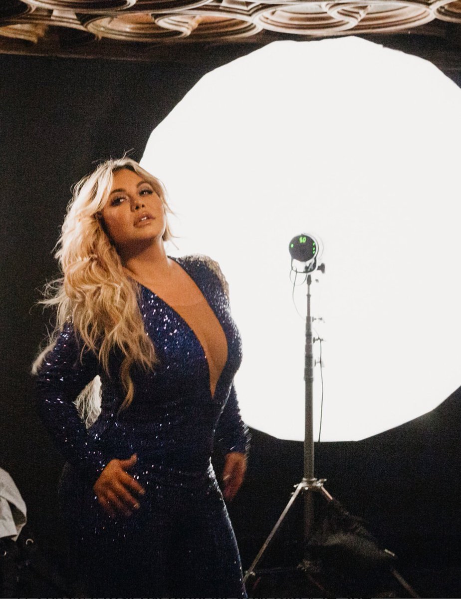 ChiquisRivera's tweet photo. Presentación con éxito en los premios #BalonDeOro ⚽️💛. #BDO18 @Univision @Chiquis626 #BossBee https://t.co/hvONiRMCA4