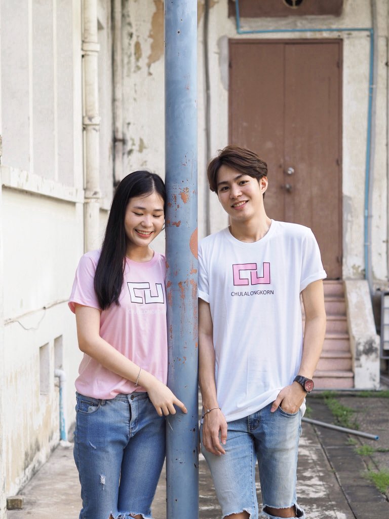 cunitycu's tweet photo. งานเฟิสเดตผ่านไปแล้วแต่เราก็ยังขายเสื้ออยู่นะ งานต่อไปคือ vidweekกับรับน้องก้าวใหม่ ใครยังไม่มีเสื้อสีขาวหรือสีชมพูทักมาได้จ้าาา #cu #cu102 #cufirstdate2018 #cufirstdate61 #รับน้องก้าวใหม่ #รับน้องก้าวใหม่61 #TeamChula #เสื้อจุฬา #ทีมจุฬา #teamcu https://t.co/ehN2by0dYP