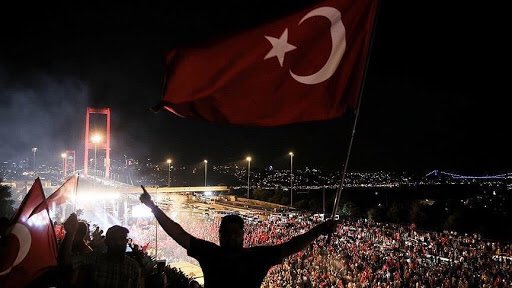 Liderine, devletine, milletine ve bayrağına sahip çıkmak için o gece canı pahasına mücadele veren yiğitlere selam olsun. 
Tüm şehitlerimize Rabbim gani gani rahmet eylesin.