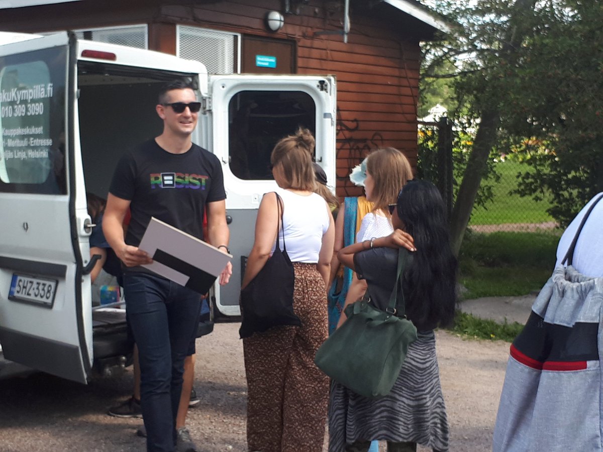 Ihmiset jonottavat järjestäjien tekemiä kylttejä #HelsinkiCalling #HELSINKI2018 #TrumpPutin