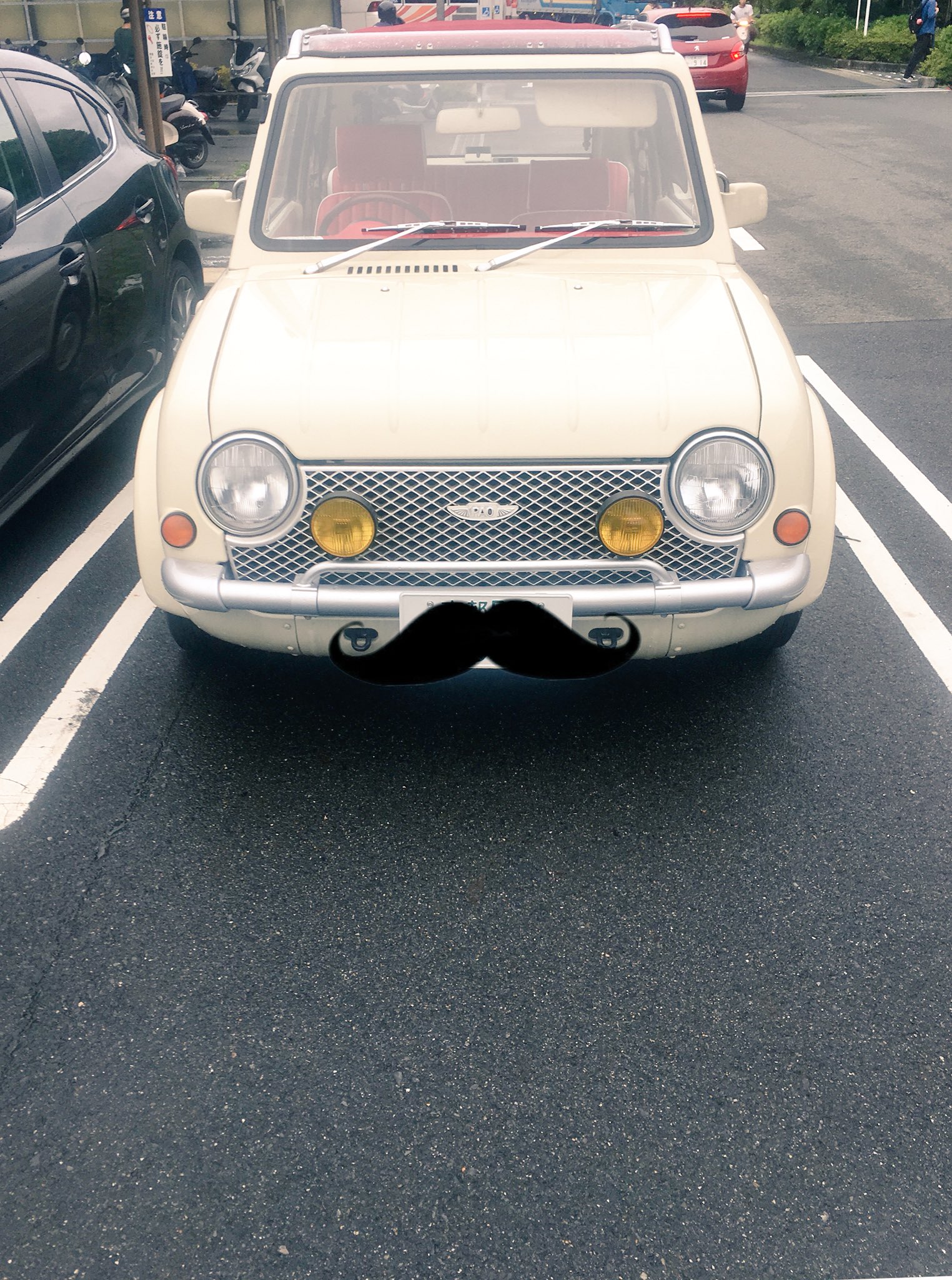 ジロウ 久々にパオの話をしますが いま困っていること パオは1980年代に1950年代の仏車 イメージしてデザインしたクルマ そのデザインこそ魅力なのですが 困りごともあって フロントガラスがね とにかく小さいの 世紀半ばのサイズに21世紀に市販され