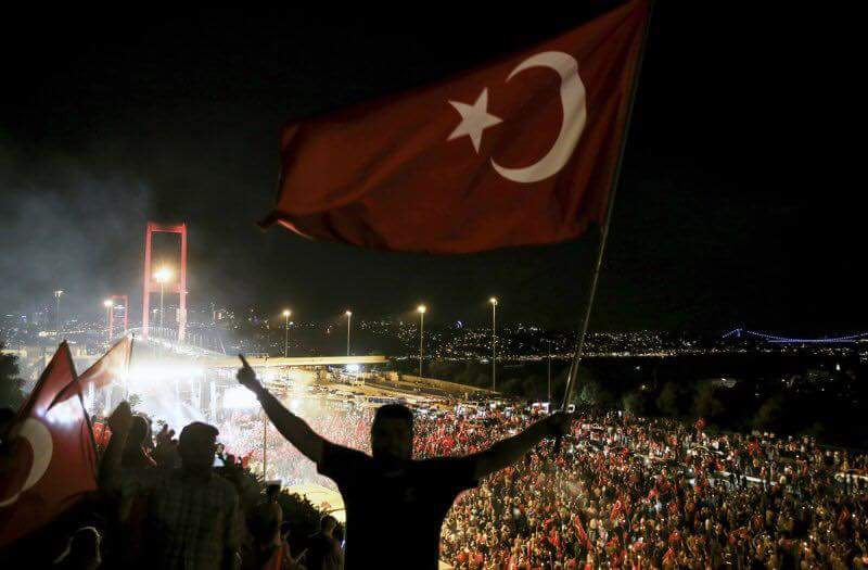 cemal_boyaca's tweet photo. Vatan sevdası İmandandır 

Tam 2 yıl önce bugün vatanı için meydanlara koşan, korkusuzca tankın, silahın karşısında duran ve bu uğurda canını feda eden kahraman milletimizi asla #unutmayacağız..
#15TemmuzDestanı https://t.co/9wsY6I3jnl
