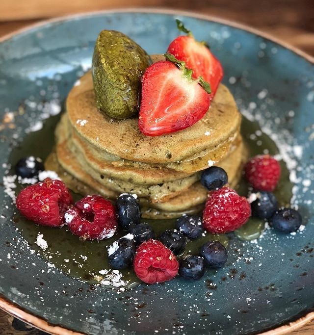 Matcha pancakes with spelt, pistachio butter and fresh summer berries. Maybe go wild and add bacon... (trust me) 🥓🥓
.
.
📸@ricw1980
.
#brunchgoals #pancakes #SundayBrunch #foodporn #potkettleblackmcr #pkbcoffee #bartonarcade #deansgate