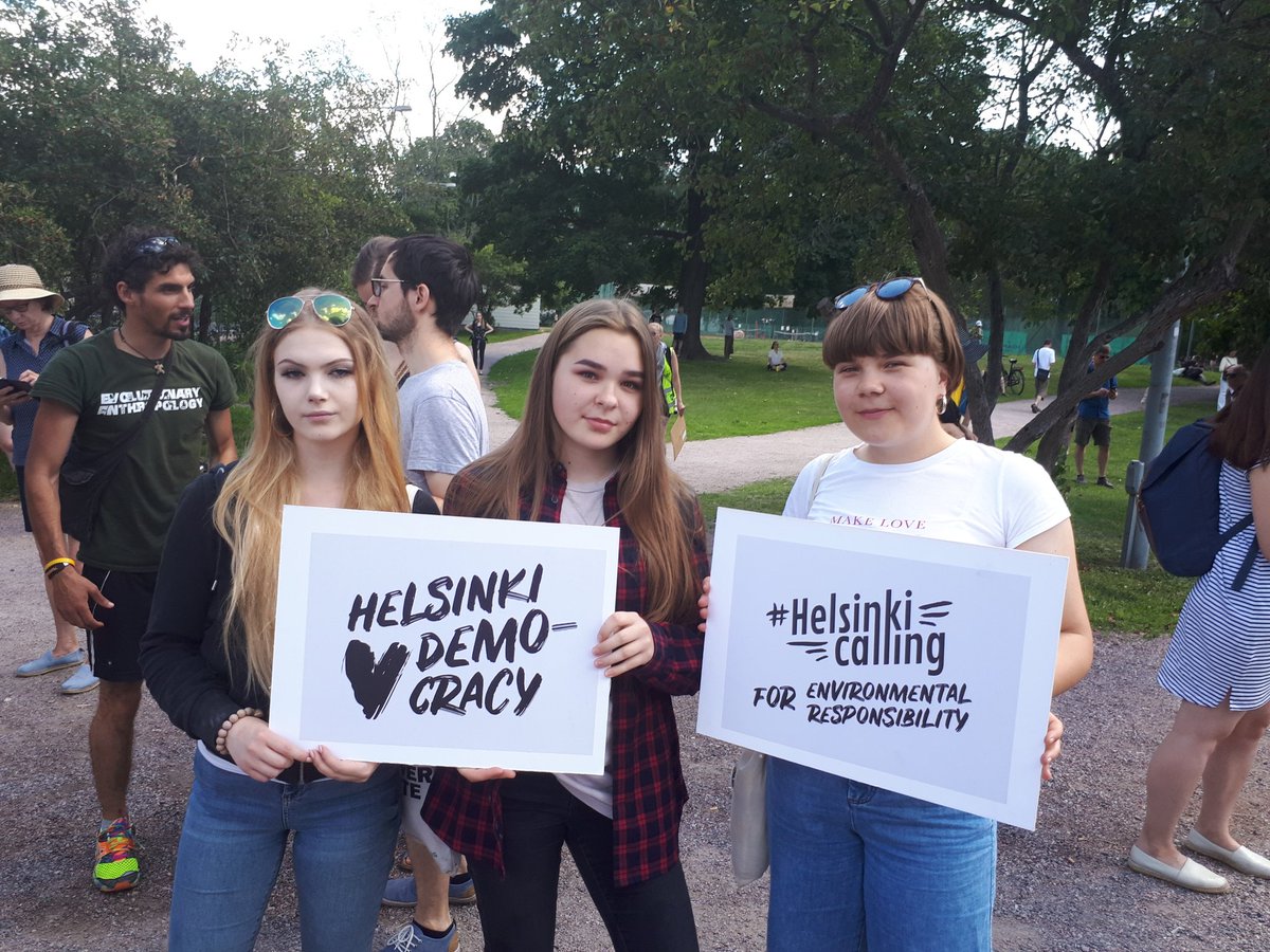 Helmi &amp; Milja Lipiäiselle sekä Iina Tammelinille ympäristöasiat ovat tärkeitä, siksi valittiin tukea osoittava kyltti. "Kun Trump on lähtenyt Pariisin sopimuksestakin" #HelsinkiCalling #TrumpPutin