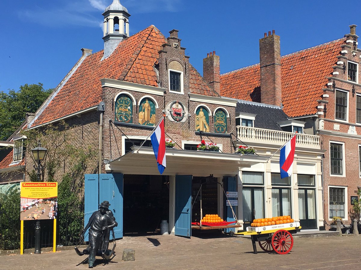 busecekareler's tweet photo. Bugün Hollanda’nın kasabalarındayız... Edam ve meşhuurr peynirleri... 🧀 #edam #holland #cheese #busece #blog #travel #instago #instatravel #holiday #village https://t.co/7XwWWQvHR9