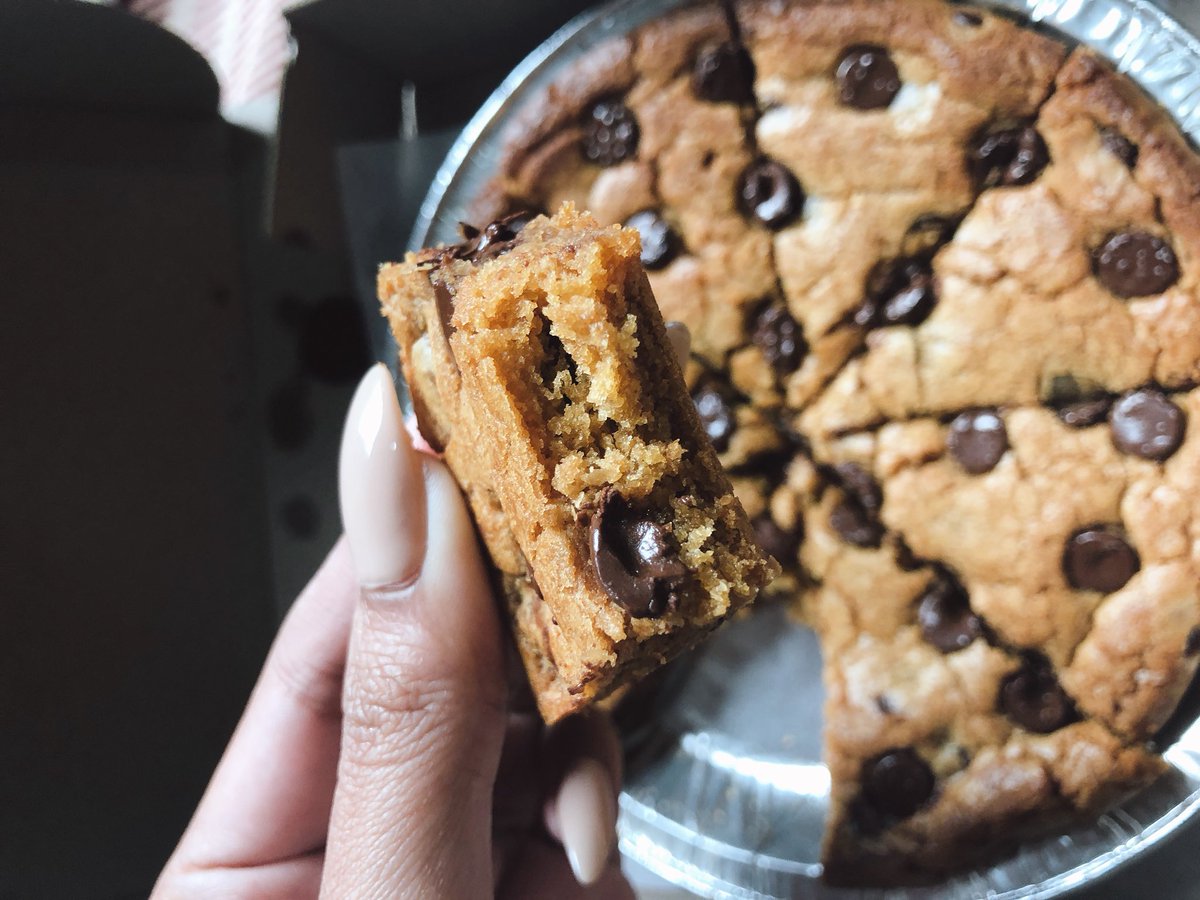 แงงงง มาส่งเมื่อกี๊เลยคือด้วยความอยู่ตจว. สต๊อกของน้อยละหมดไวมาก จองคิวมาสองวีคได้กินแล้ว อร่อยสมราคามากกก กรอบนอกนุ่มใน Hershey's X Pizza 🍕 
ซื้อร้าน 89 โทรสั่ง 129 เลือกเอาาาา 
1150 ค่ะ จบขอกินก่อนละ