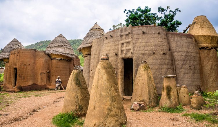 Afro_TrendZ's tweet photo. #Togo: de la nécessité de sauvegarder le Koutammakou, ce patrimoine culturel reconnu sur le plan mondial https://t.co/pplIf9yUUC https://t.co/NdNhOyUfgb